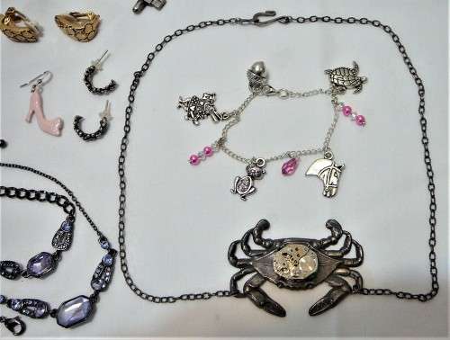 A Mixed Bag of Costume Jewellery and Accessories 541