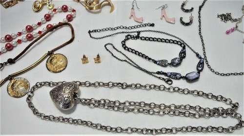 A Mixed Bag of Costume Jewellery and Accessories 541