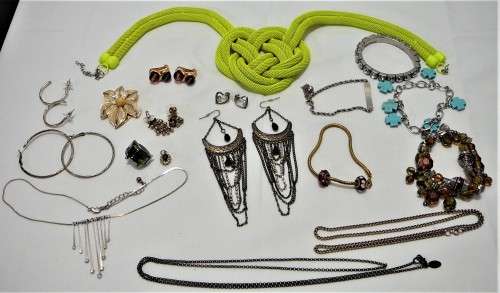 A Mixed Bag of Costume Jewellery and Accessories 363