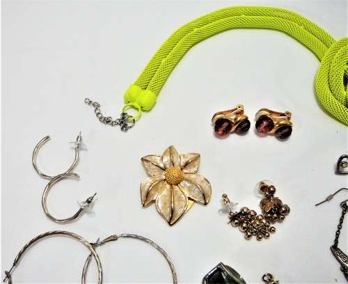 A Mixed Bag of Costume Jewellery and Accessories 363