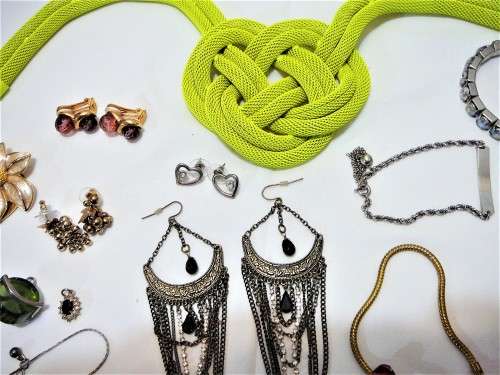 A Mixed Bag of Costume Jewellery and Accessories 363