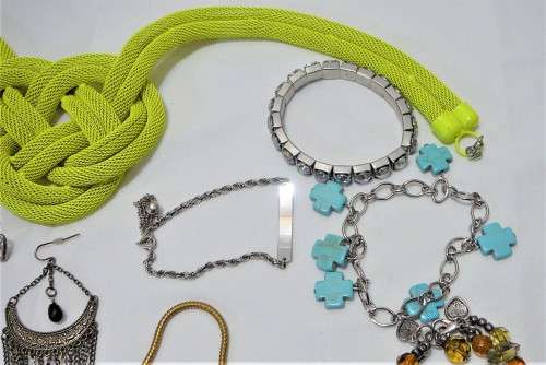 A Mixed Bag of Costume Jewellery and Accessories 363