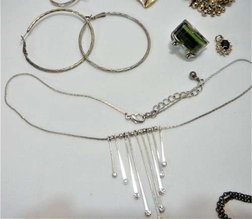 A Mixed Bag of Costume Jewellery and Accessories 363
