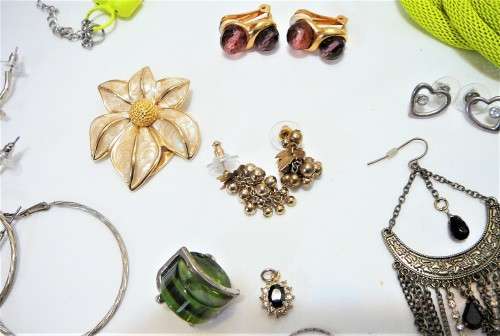 A Mixed Bag of Costume Jewellery and Accessories 363