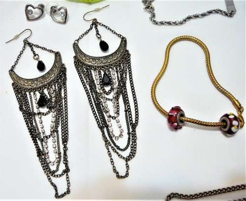 A Mixed Bag of Costume Jewellery and Accessories 363