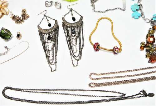 A Mixed Bag of Costume Jewellery and Accessories 363