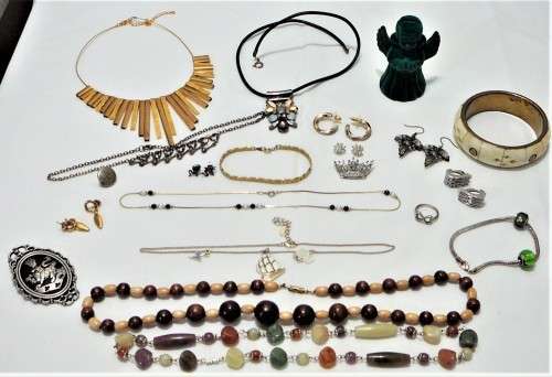 A Mixed Bag of Costume Jewellery and Accessories 361