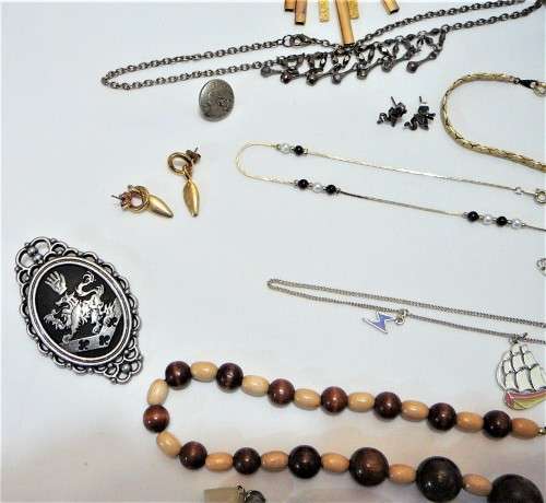 A Mixed Bag of Costume Jewellery and Accessories 361