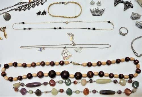 A Mixed Bag of Costume Jewellery and Accessories 361