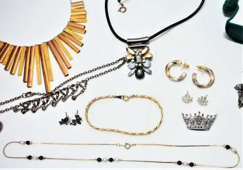 A Mixed Bag of Costume Jewellery and Accessories 361