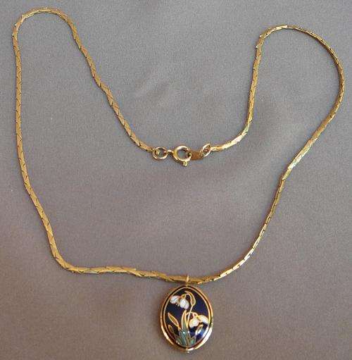 Very Attractive Snowdrop Pendant on Gold Coloured Chain