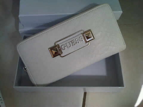 WHITE Guess Wallet- ABSOLUTELY STUNNING!!