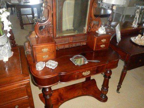 Victorian mahogany break front duchess dressing table - L 1.02cm, W 45cm, H 1.67cm