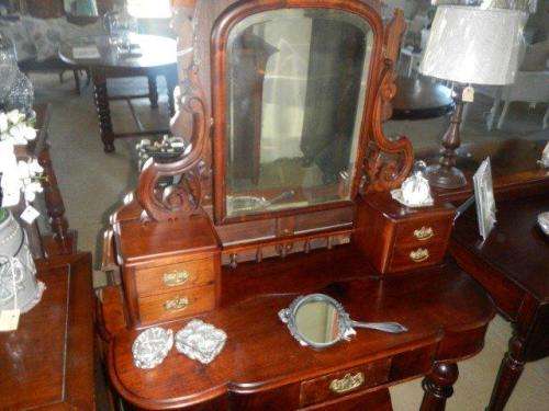 Victorian mahogany break front duchess dressing table - L 1.02cm, W 45cm, H 1.67cm