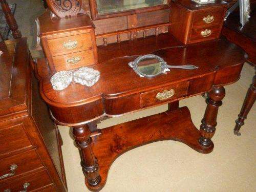 Victorian mahogany break front duchess dressing table - L 1.02cm, W 45cm, H 1.67cm