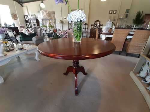 Vintage mahogany 4 seater dining table - excellent condition - length 1m, width 1m, height 73cm
