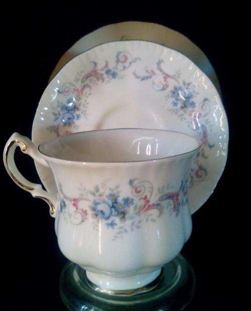 Most beautiful Paragon fine bone China 'Romance' trio.Produced under a Royal warrant. Trio1