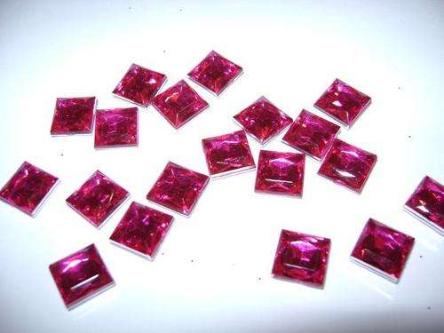 Fuschia square rhinestones (7mm)