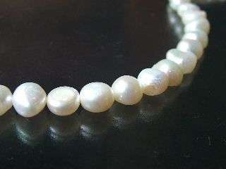 11mm flatback round shaped pearl in white, 40cm long string.