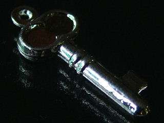 Key charm in silver metal 23mm.