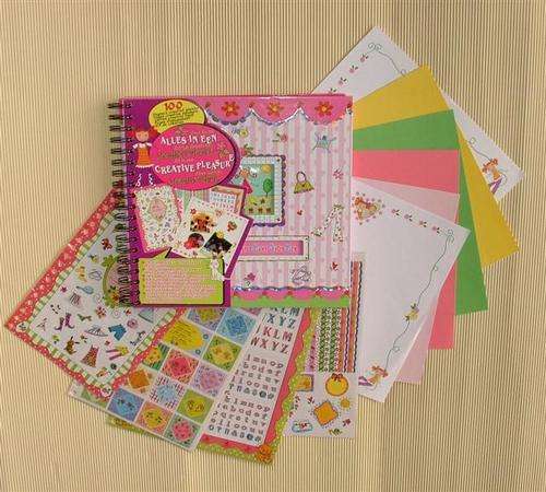 SUPER SCRAPBOOK ALBUM (ALBUM)100 Pages Of Scrapbook Pleasure (Stickers het reeds ingesluit)