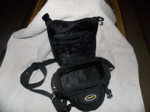 Sony CCD-TRV238 Handycam Hi8 Camcorder Includes Charger and Camera Bag