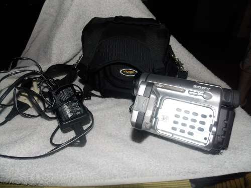 Sony CCD-TRV238 Handycam Hi8 Camcorder Includes Charger and Camera Bag