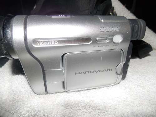Sony CCD-TRV238 Handycam Hi8 Camcorder Includes Charger and Camera Bag