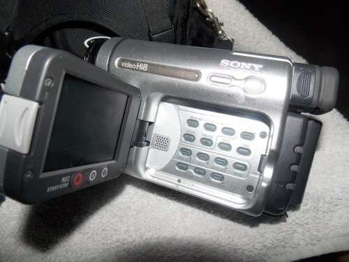 Sony CCD-TRV238 Handycam Hi8 Camcorder Includes Charger and Camera Bag