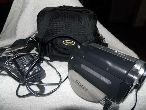 Sony CCD-TRV238 Handycam Hi8 Camcorder Includes Charger and Camera Bag