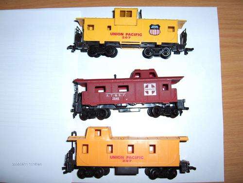 HO - Lot of 3 Cabooses