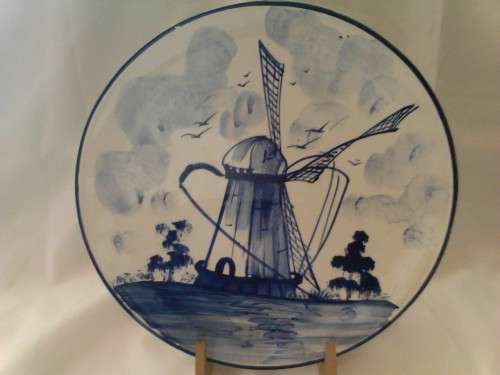 BEAUTIFUL HANDPAINTED WALL PORCELAIN PLATE, IN PERFECT CONDITION, PLEASE SEE BELOW - GOOD VALUE.