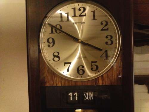 BEAUTIFUL RHYTHM DATE & TIME WALL CLOCK IN PERFECT WORKING CONDITION, PLEASE SEE BELOW.