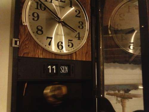 BEAUTIFUL RHYTHM DATE & TIME WALL CLOCK IN PERFECT WORKING CONDITION, PLEASE SEE BELOW.