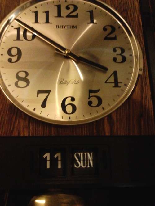 BEAUTIFUL RHYTHM DATE & TIME WALL CLOCK IN PERFECT WORKING CONDITION, PLEASE SEE BELOW.