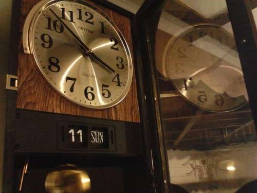 BEAUTIFUL RHYTHM DATE & TIME WALL CLOCK IN PERFECT WORKING CONDITION, PLEASE SEE BELOW.