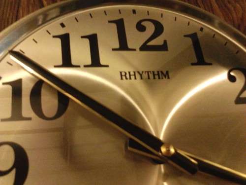 BEAUTIFUL RHYTHM DATE & TIME WALL CLOCK IN PERFECT WORKING CONDITION, PLEASE SEE BELOW.