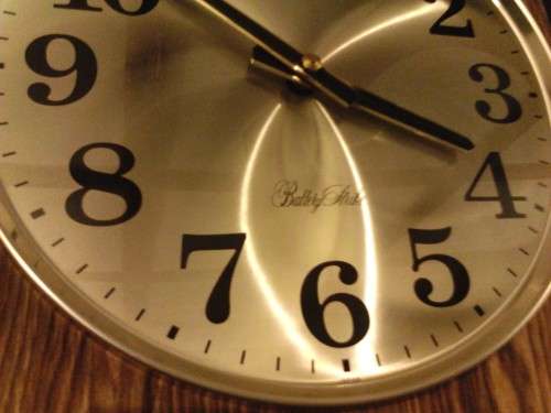BEAUTIFUL RHYTHM DATE & TIME WALL CLOCK IN PERFECT WORKING CONDITION, PLEASE SEE BELOW.