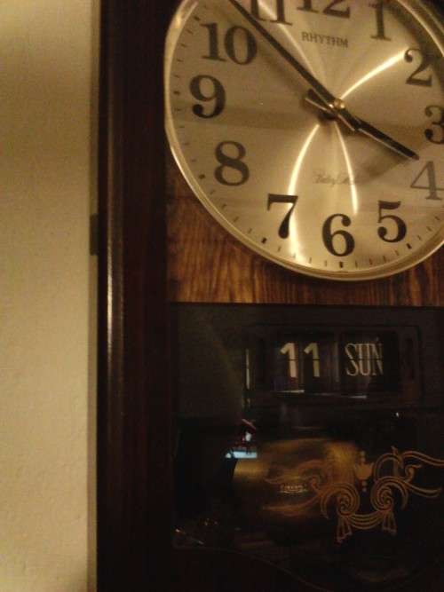 BEAUTIFUL RHYTHM DATE & TIME WALL CLOCK IN PERFECT WORKING CONDITION, PLEASE SEE BELOW.