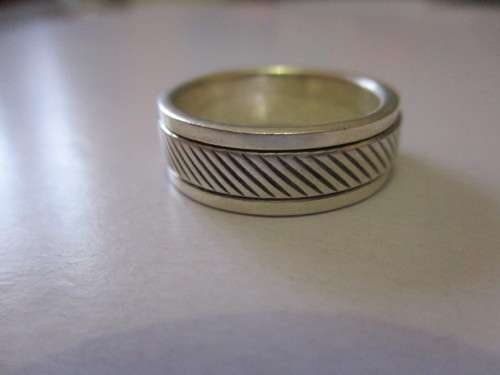 BEAUTIFUL 925. SILVER 8mm STRESS BAND IN VERY GOOD CONDITION, WEIGH 8.6g - SEE BELOW.