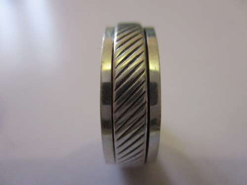 BEAUTIFUL 925. SILVER 8mm STRESS BAND IN VERY GOOD CONDITION, WEIGH 8.6g - SEE BELOW.
