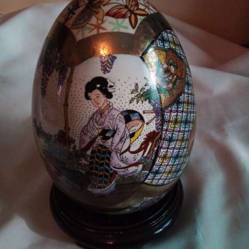 SCARCE - VINTAGE CHINESE LARGE PORCELIAN HAND PAINTED EGG - VALUE R4000 - PLEASE READ BELOW.