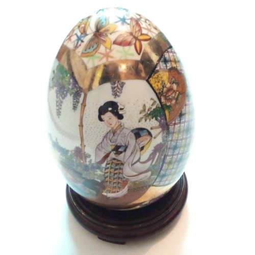 SCARCE - VINTAGE CHINESE LARGE PORCELIAN HAND PAINTED EGG - VALUE R4000 - PLEASE READ BELOW.