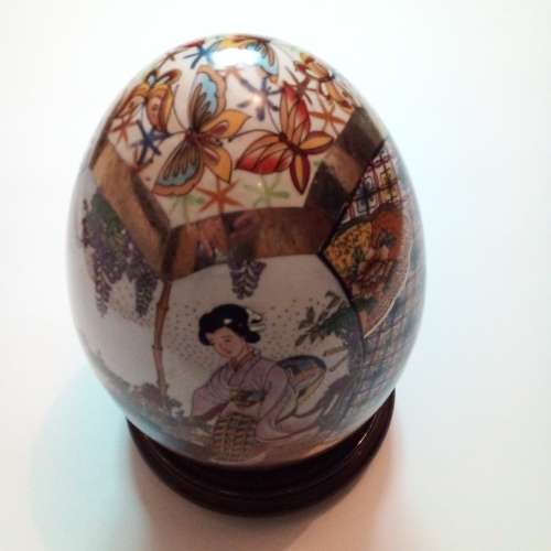 SCARCE - VINTAGE CHINESE LARGE PORCELIAN HAND PAINTED EGG - VALUE R4000 - PLEASE READ BELOW.