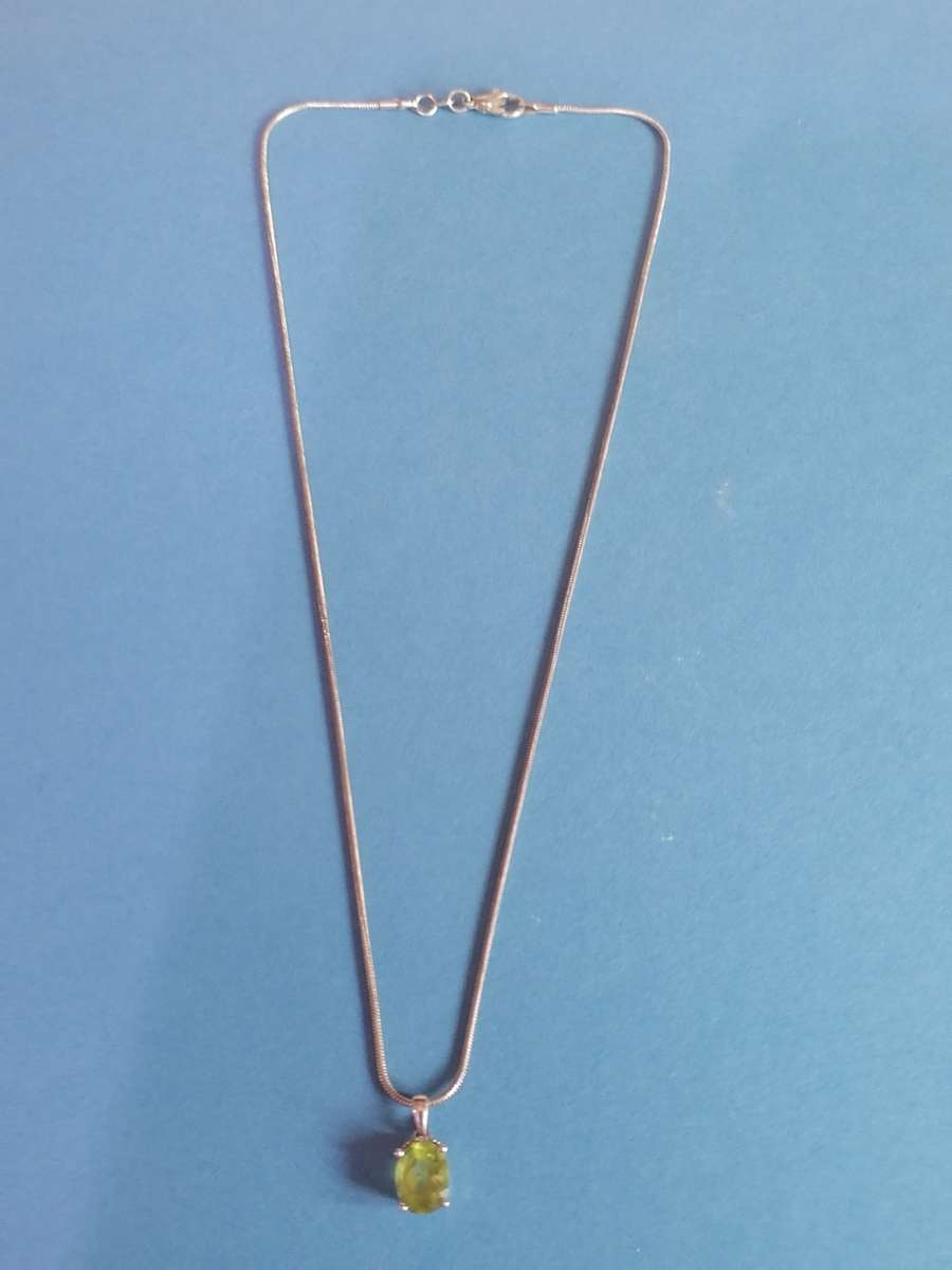 STUNNING GREEN STONE 925. SILVER PENDANT WITH SNAKE CHAIN - PLEASE READ BELOW FOR INFO.