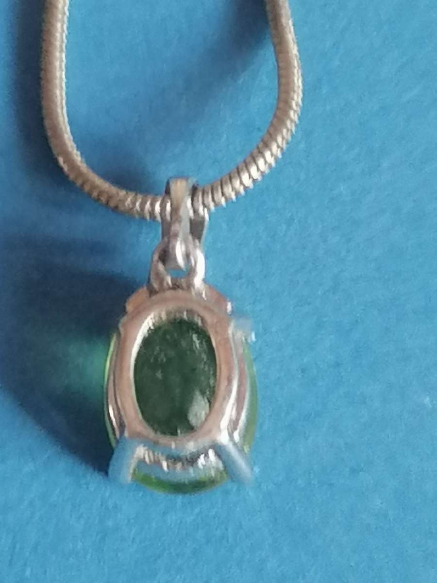 STUNNING GREEN STONE 925. SILVER PENDANT WITH SNAKE CHAIN - PLEASE READ BELOW FOR INFO.
