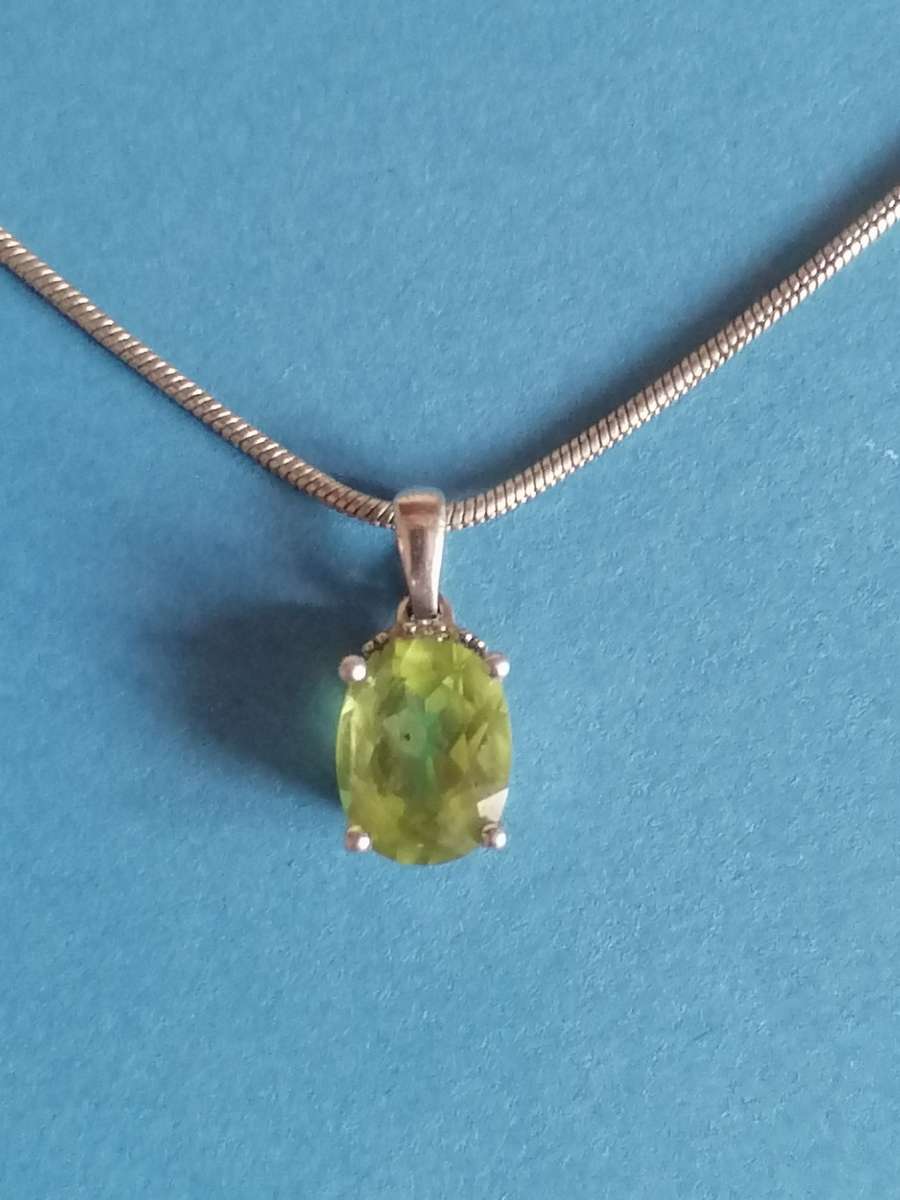 STUNNING GREEN STONE 925. SILVER PENDANT WITH SNAKE CHAIN - PLEASE READ BELOW FOR INFO.