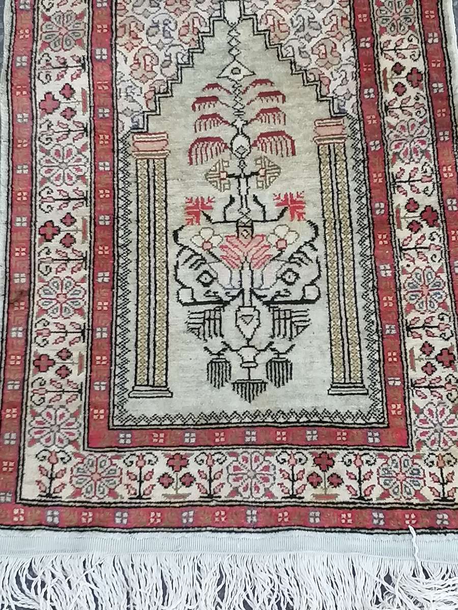 PERSIAN HEREKE HAND WOVEN SILK (VINTAGE HAND KNOTTED RUG) - HIGH VALUE - SEE BELOW FOR INFO.