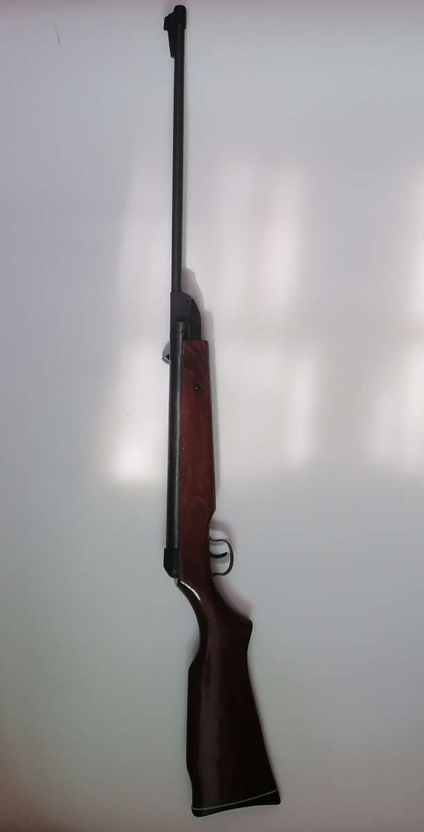 LONG NECK BREAK BARREL-AIR RIFLE -WITH BAG & TARGET PRACTICE CARDS - SEE BELOW FOR INFO.