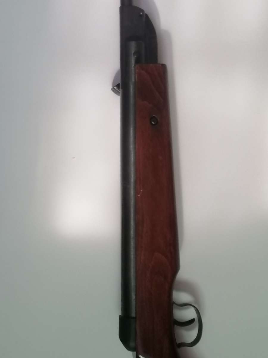 LONG NECK BREAK BARREL-AIR RIFLE -WITH BAG & TARGET PRACTICE CARDS - SEE BELOW FOR INFO.